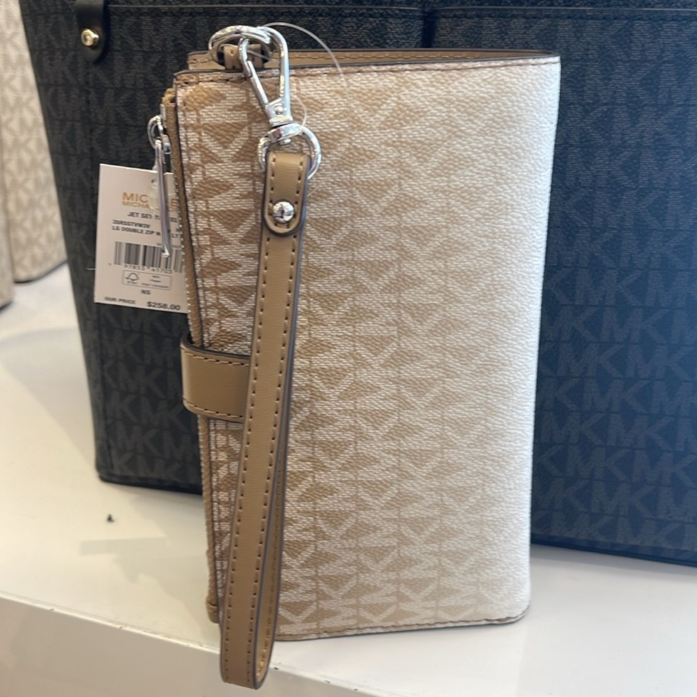 MICHAEL KORS
Jet Set Large Logo Signature Double-Zip Wristlet-Wallet-Phone Case - Picture 2 of 16